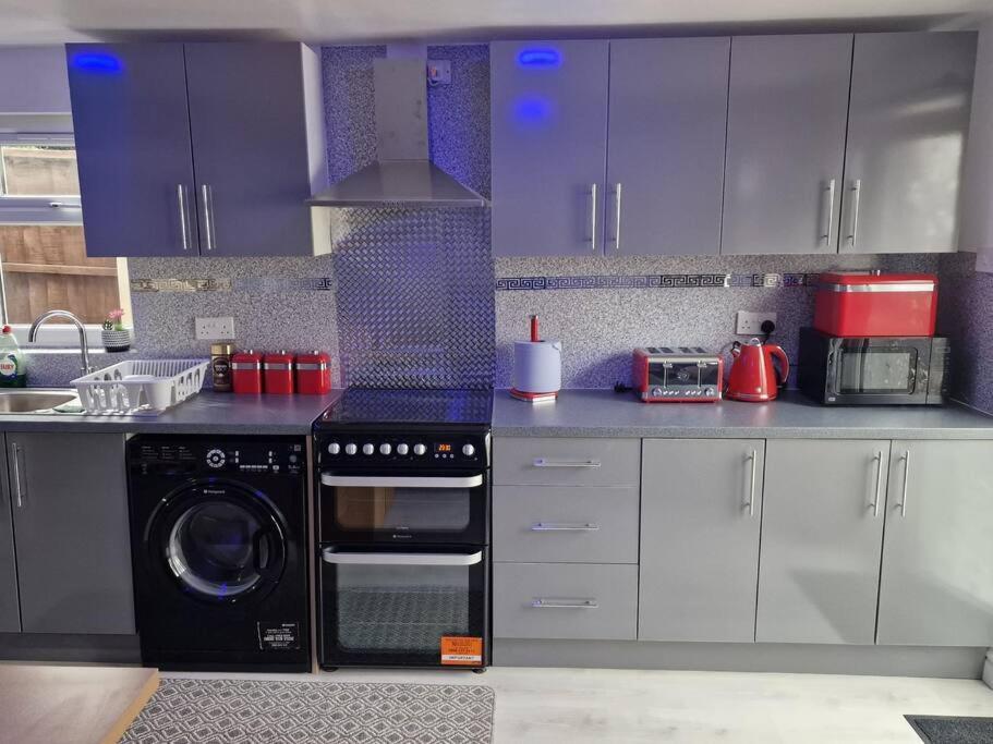 Perfect For Exploring Birmingham Apartment Bagian luar foto