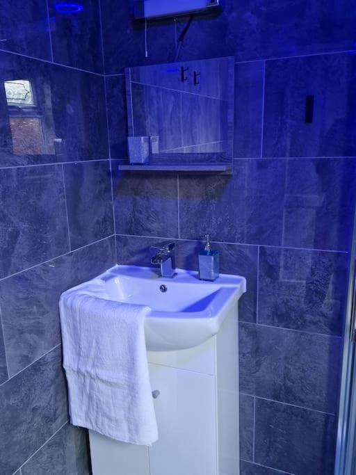 Perfect For Exploring Birmingham Apartment Bagian luar foto